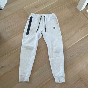 Men’s size medium Nike tech sweatpants